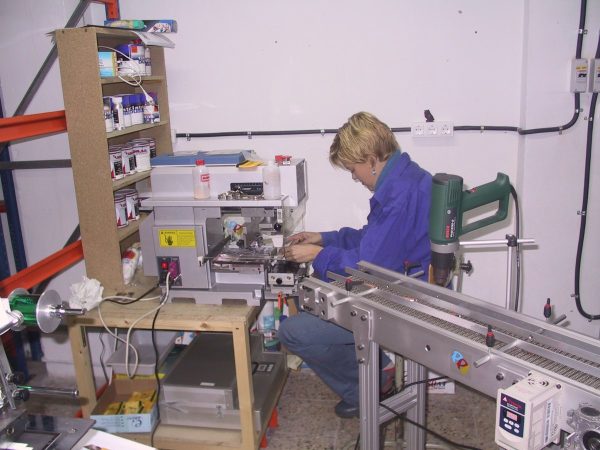 Nuestro taller en 2004: imprimiendo con la máquina de tampografía
