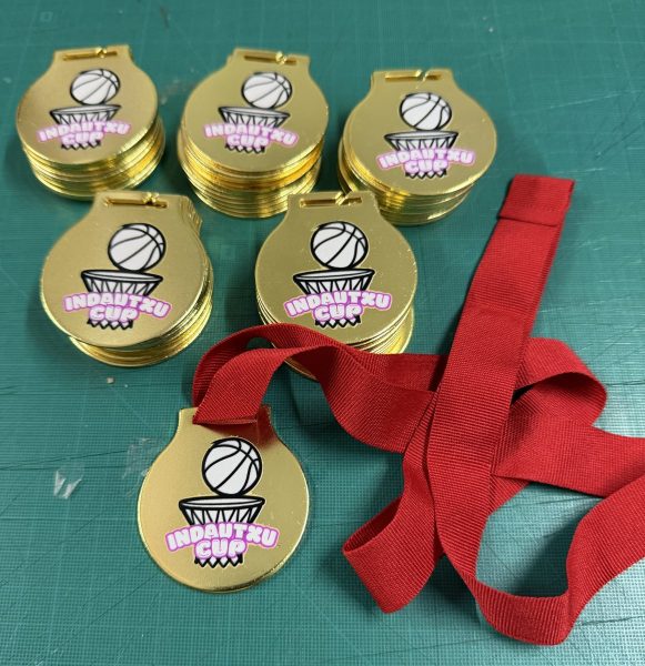 Medallas para un torneo de baloncesto