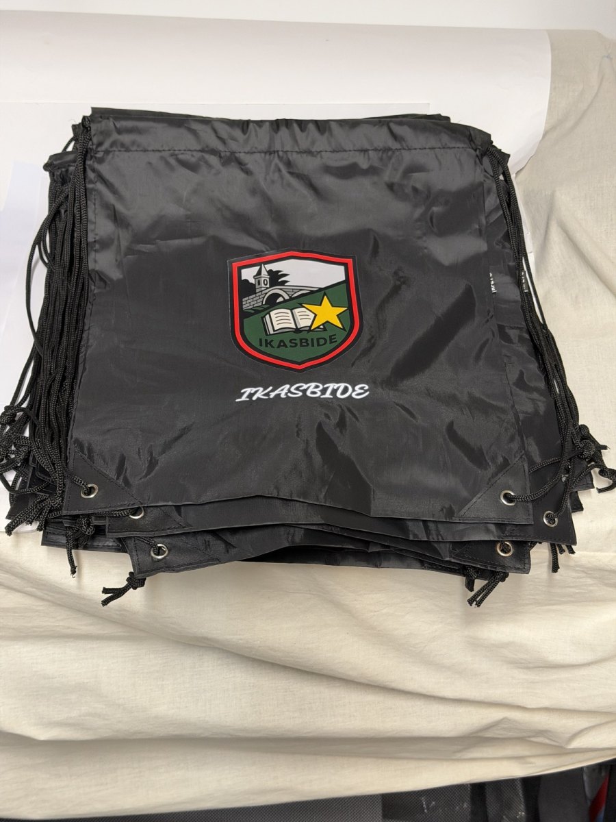 Bolsas mochila de poliéster negras personalizadas con el escudo de un colegio