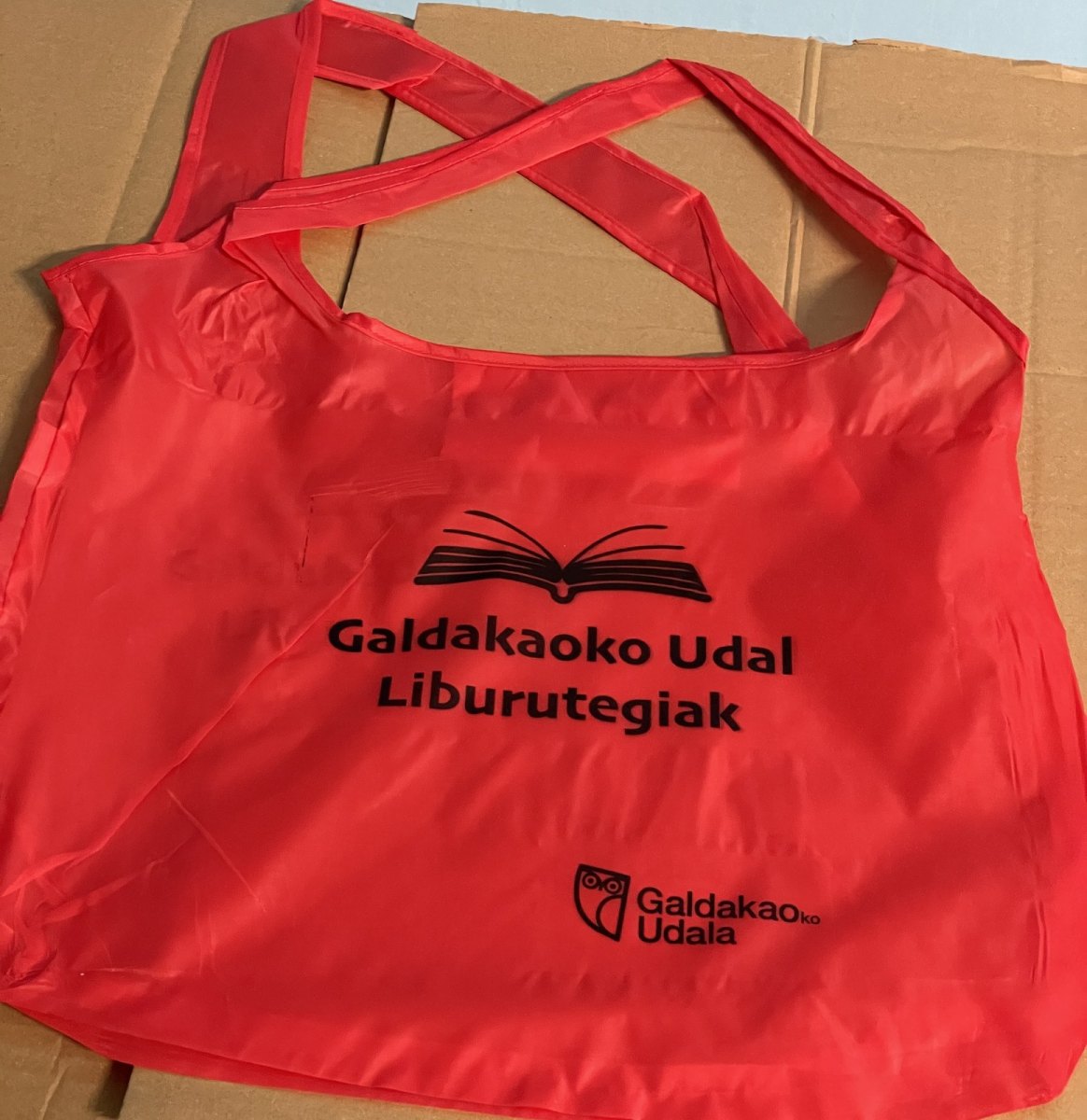 Bolsa plegable de poliéster roja personalizada con el logo de una biblioteca
