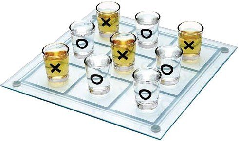 Juego de tres en raya con vasos de chupito